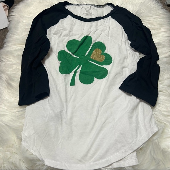 Size Large St. Patrick’s Day Baseball Tee with Glitter Heart E2 - Picture 1 of 4
